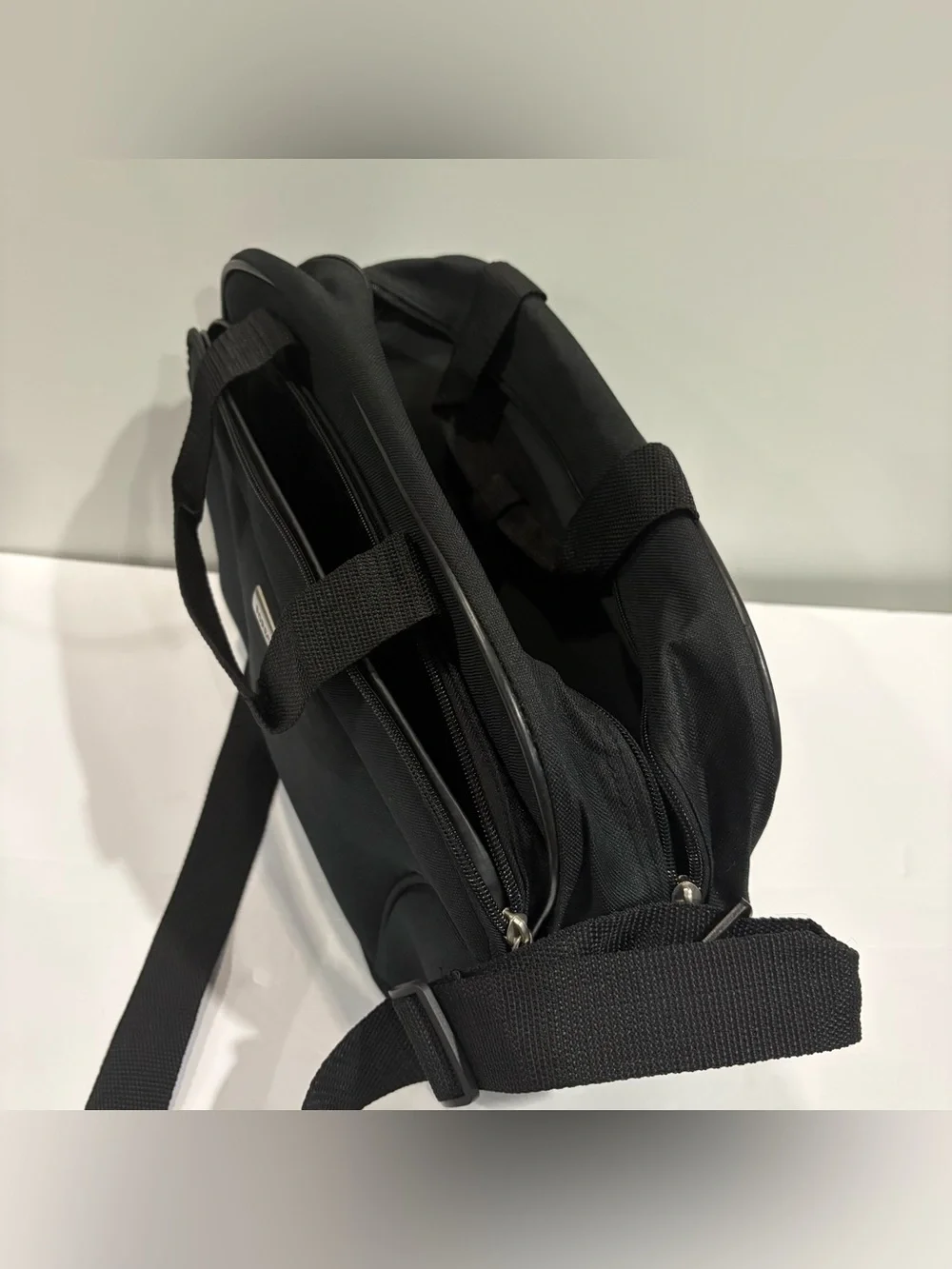 Forecast‎ Men’s Travel Bag Carry On Black 11x15 Zipper Crossbody Strap